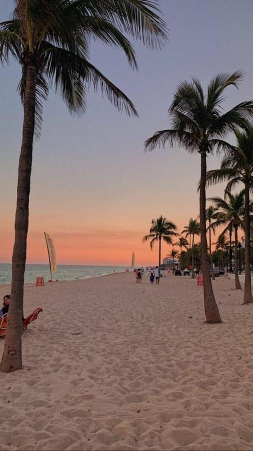 Downtown Hollywood Holiday Retreat Dania Beach Lägenhet Exteriör bild